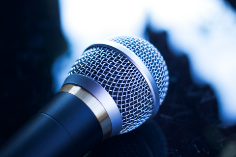 Como ligar um microfone para cantar: guia completo
