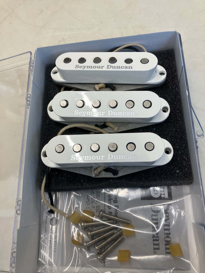 PSYCHEDELIC STRATOCASTER KIT CAPOTS PARCHEMIN - B Stock