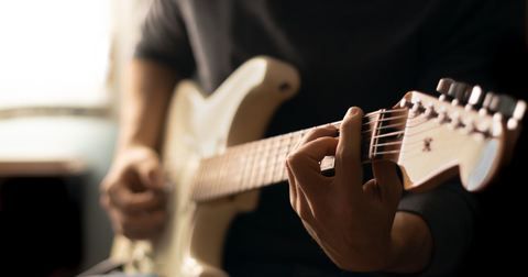 O acorde Bm na guitarra: como tocá-lo e dominá-lo
