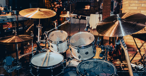 Bateria acústica: o guia de compra para iniciantes