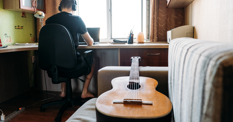 Que guitarra acústica escolher para começar no regresso às aulas?