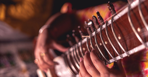O sitar: história e segredos do instrumento que encantou o rock