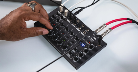 Korg NTS-4: a mesa de mistura que liga hardware e DAW