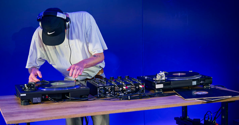 Equipamento DJ para iniciantes: o guia completo para te equipares bem