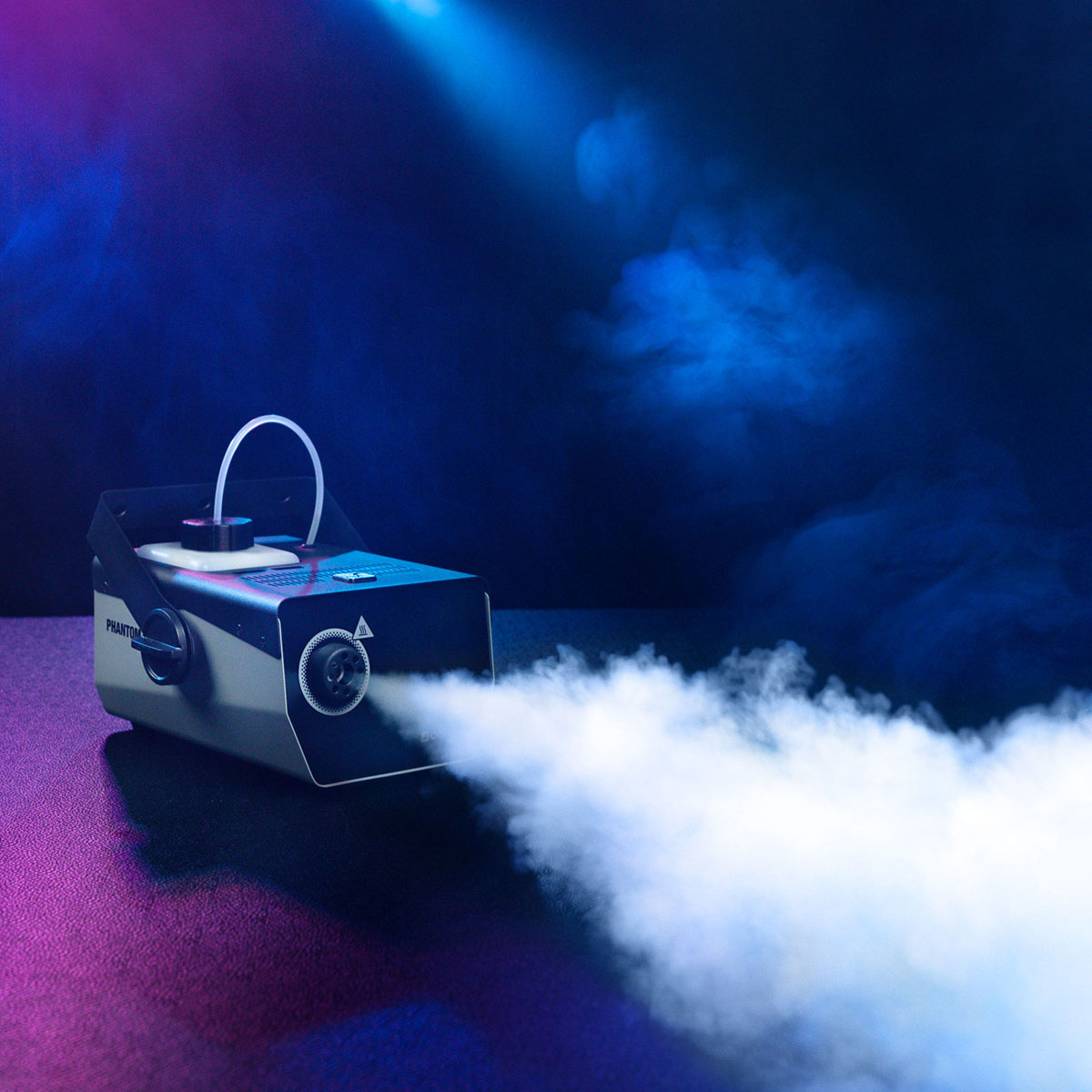 PHANTOM F3 - MQUINA DE FUMAA COMPACTA 950W COM ILUMINAO DUAS CORES