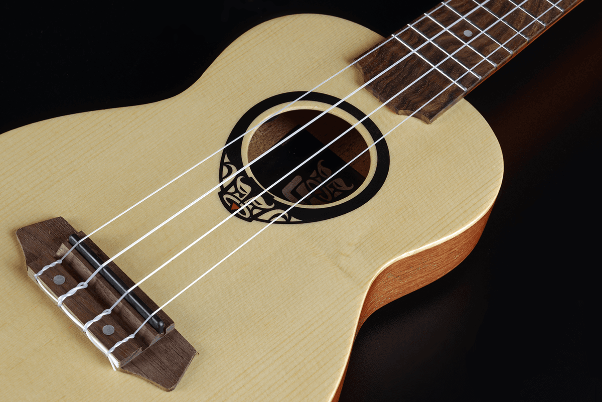 Tiki Baby Tku150Se Ukulele Baby-Soprano Fundo Arqueado Fino Elétrica