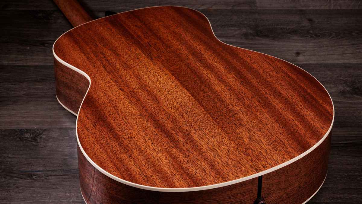 Gold Label 514e Sunburst com escudo creme Grand Auditorium