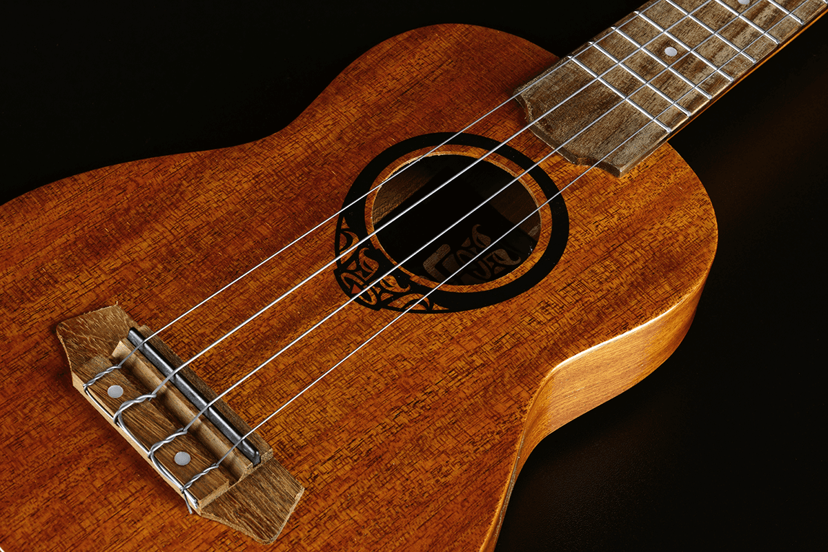 Tiki Baby TKU110S Ukulele soprano slim com fundo arqueado