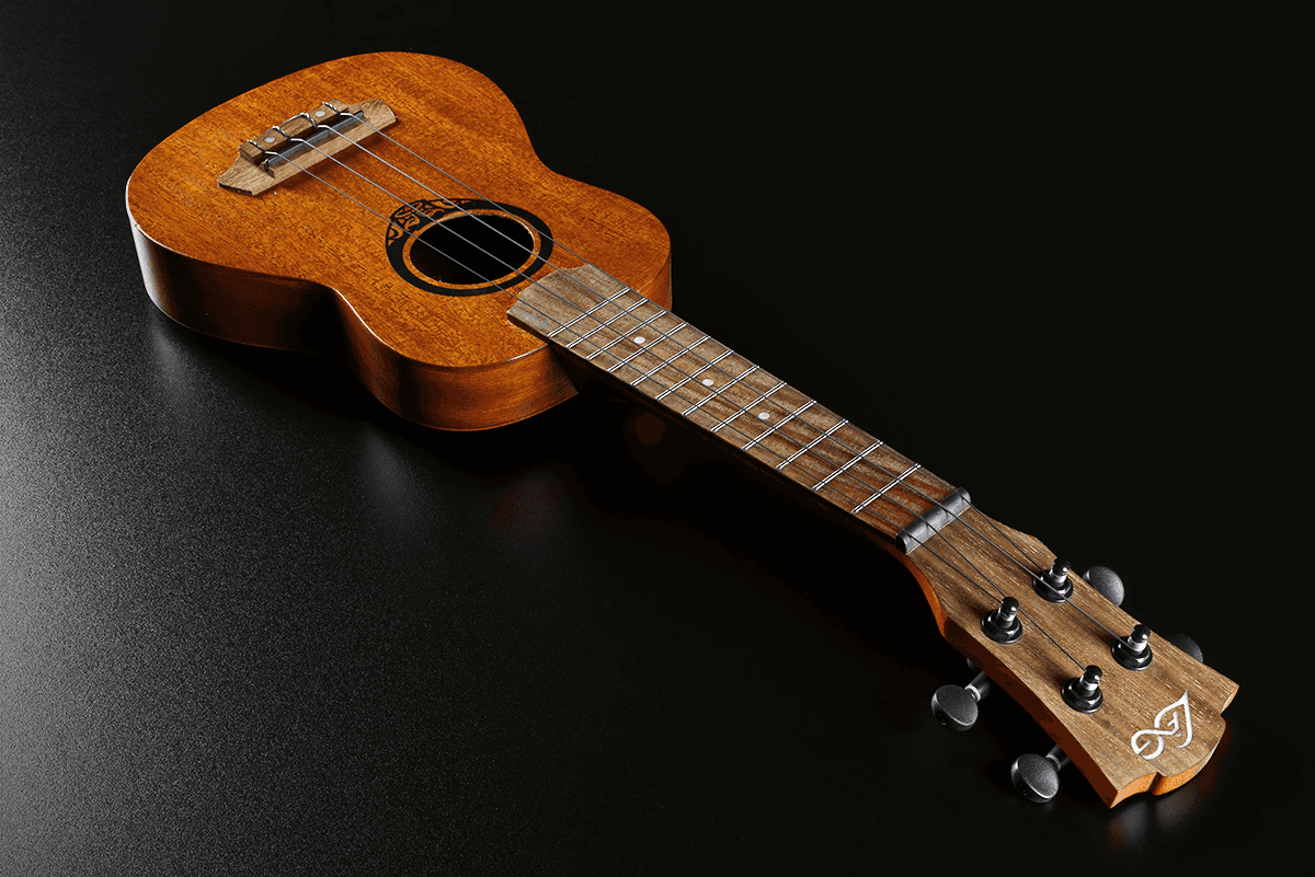 Tiki Baby TKU110S Ukulele soprano slim com fundo arqueado