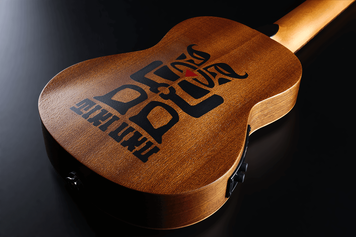 Tiki Baby Tku150Se Ukulele Baby-Soprano Fundo Arqueado Fino Elétrica