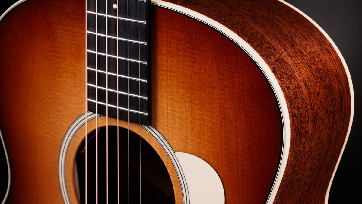 Gold Label 514e Sunburst com escudo creme Grand Auditorium