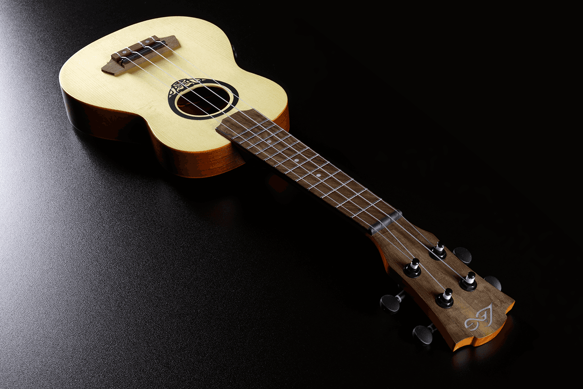 Tiki Baby Tku150Se Ukulele Baby-Soprano Fundo Arqueado Fino Elétrica